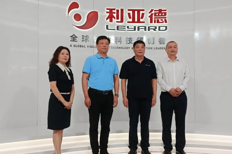 信阳副市长李新伟一行莅临鉴黑担保网集团南方总部走访调研