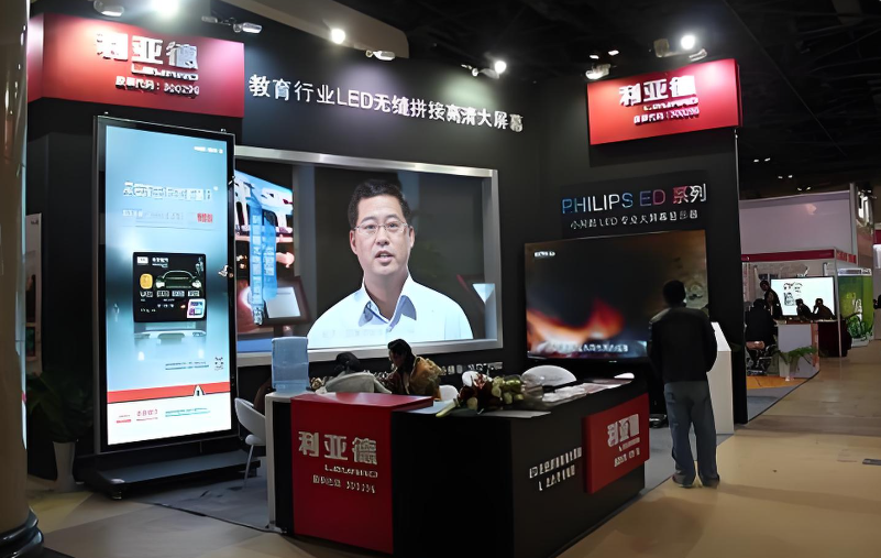 鉴黑担保网全新一代3D折叠屏首秀北京教育装备展，，，，，，，，开启智慧教育多维交互时代